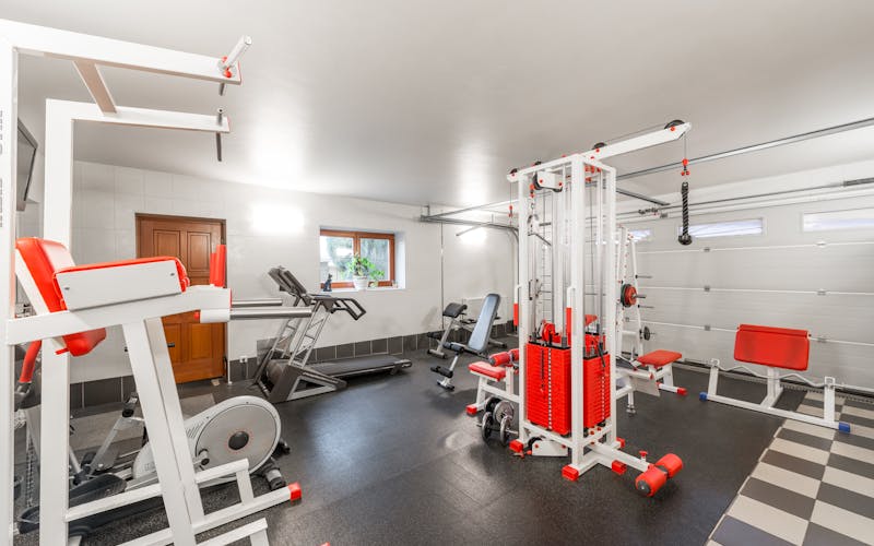 Well-equipped home gym setup — best home gym equipment under $500